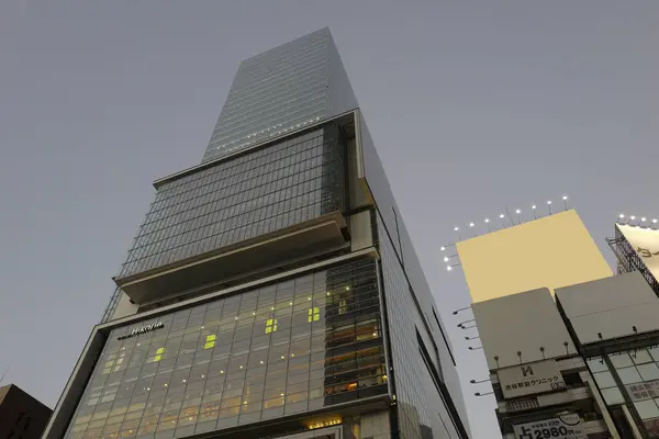Widok Dno Nowoczesnego Budynku Biurowego Tokio Japonia — Zdjęcie stockowe