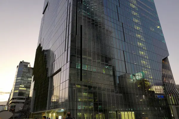 Widok Dno Nowoczesnego Budynku Biurowego Tokio Japonia — Zdjęcie stockowe