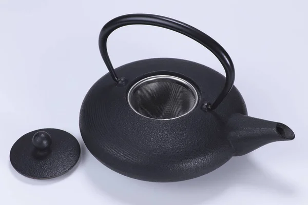 白い背景のふたが付いている黒い粘土の鍋の閉鎖 — ストック写真
