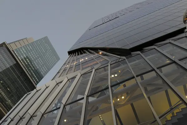 日本东京市现代办公大楼的最底层视图 — 图库照片