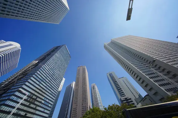 Yüksek binalar ve mavi gökyüzü - Tokyo, Japonya