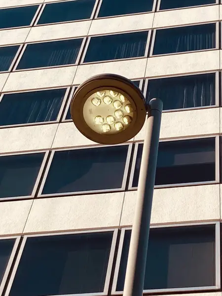 Modernes Gebäude Mit Lampe Und Blauem Himmel — Stockfoto