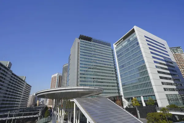 Şehirdeki modern ofis binaları, güneşli bir günde gökdelenler 