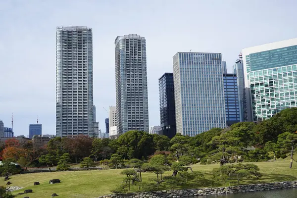 日本城市的现代建筑在白天 — 图库照片