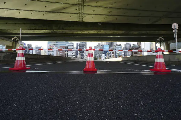 boş sokaklar ve kırmızı koniler ve trafik işaretleri