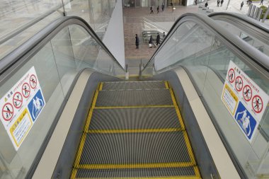 Alışveriş merkezindeki yürüyen merdivenin manzarası. 