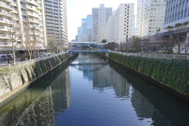 Asya şehrinin ofis bölgesinde kanal 