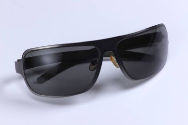 Beyaz arka plan üzerinde modern güneş gözlüğü