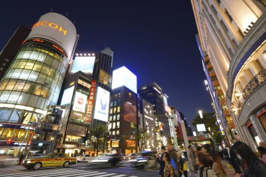 Tokyo, Japonya 'daki Ginza alışveriş merkezinin gece manzarası