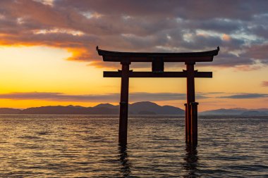 Denizin üzerinde güzel bir gün batımı 