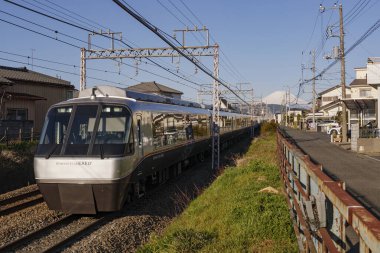 Şehrin tren raylarında tren.
