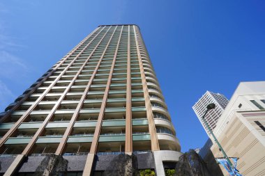 Yüksek binalar ve mavi gökyüzü - Tokyo, Japonya