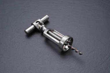 Gri arkaplandaki metal tirbuşonun yakın plan görüntüsü