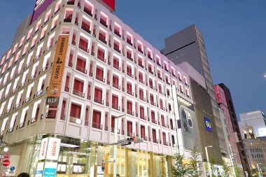 Tokyo şehrinin modern mimarisi Alacakaranlık zamanı, Japonya 