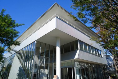 Japon şehrinin modern mimarisinin gündüz görüşü