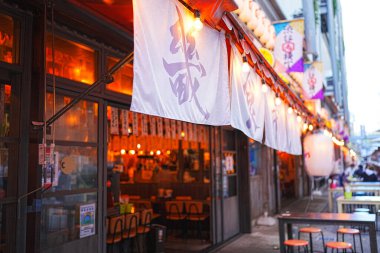 Tokyo, Japonya 'nın Shibuya semtinde, caddedeki restoran ve barlar. Shibuya, Tokyo 'nun en kalabalık ve işlek bölgelerinden biridir..