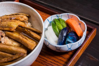 Dilimlenmiş omlet ve sebzeli kızarmış balık.