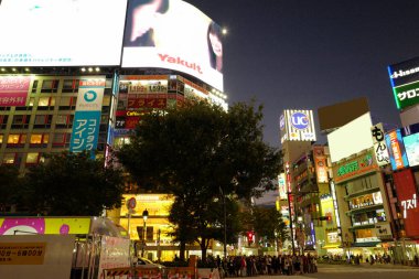 Tokyo City 'deki alışveriş merkezi binası ile aydınlatılmış cadde, Japonya