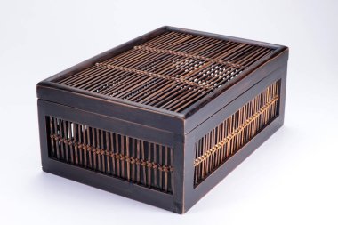 Eski ahşap bir kutunun stüdyo fotoğrafı.