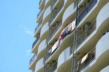 Mavi gökyüzünün altındaki apartman