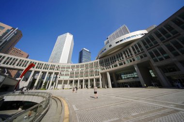 Yüksek binalar ve mavi gökyüzü - Tokyo, Japonya