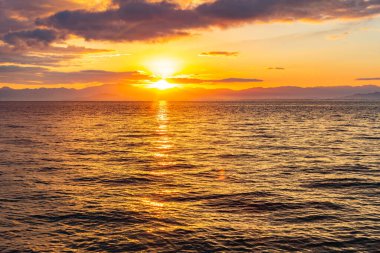 Güzel bir deniz manzarası. Manzaralı gün batımı Denizin üzerinde            
