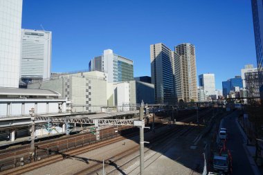 Tokyo, Japonya 'daki Hamamatsucho İstasyonu ile şehir manzarası