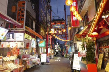 Gece Yokohama Çin Mahallesi. Japonya 'daki en büyük Çin Mahallesi