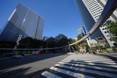 Yüksek binalar ve mavi gökyüzü - Tokyo, Japonya