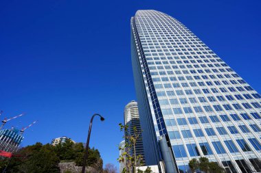 Yüksek binalar ve mavi gökyüzü - Tokyo, Japonya