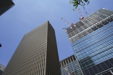 Japonya 'da yüksek binalar ve mavi gökyüzü