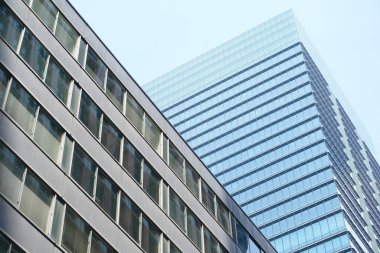 Japonya 'da yüksek binalar ve mavi gökyüzü