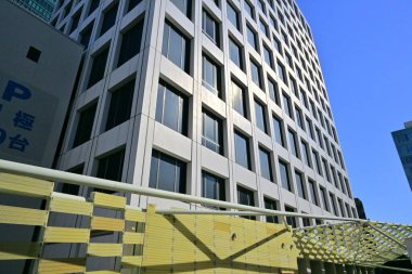 NTT Aoyama yenileme (eskort AOYAMA), Minami Aoyama, Tokyo, Japonya 'da 2005 yılında Kengo Kuma tarafından tasarlanmıştır..