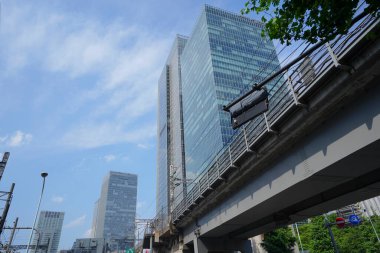 Yüksek binalar ve mavi gökyüzü - Tokyo, Japonya