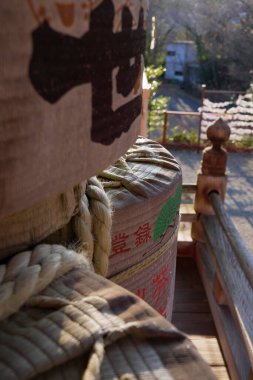 Yığılmış Japon Sake Fıçılarının İple Bağlı Yakın Görüntüsü