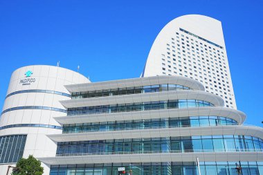 Yüksek binalar ve mavi gökyüzü - Tokyo, Japonya