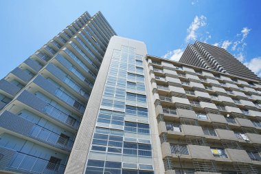 Güneşli bir günde modern şehir mimarisi