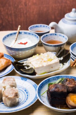 Kafede geleneksel Asya yemekleri servis ediliyor. 