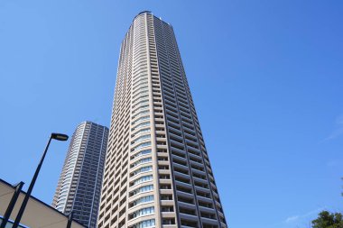 Yüksek binalar ve mavi gökyüzü - Tokyo, Japonya