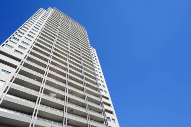 Mavi gökyüzü üzerinde modern apartman 