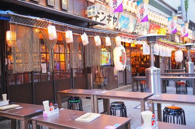 Tokyo, Japonya 'nın Shibuya semtinde, caddedeki restoran ve barlar. Shibuya, Tokyo 'nun en kalabalık ve işlek bölgelerinden biridir..