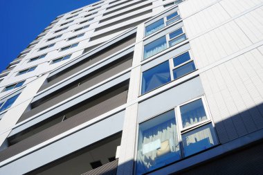 Japon şehrinin modern mimarisi, gündüz görüşü  