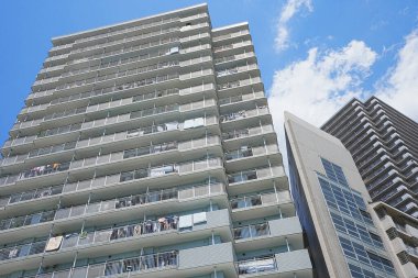 Güneşli bir günde modern şehir mimarisi