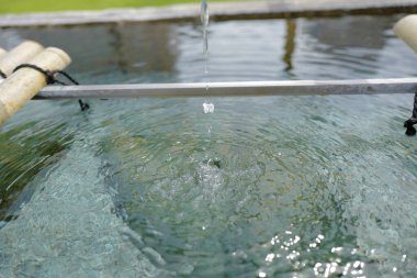 Parktaki fıskiyedeki mavi su, kapat.