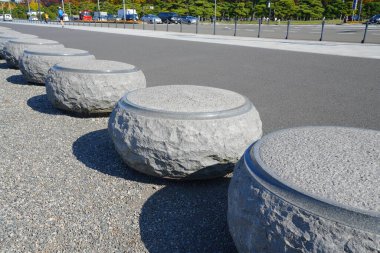 Yuvarlak Taş Kalınlar ya da Asfalt Yolu 'ndaki Koltuklar