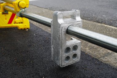 Çelik bariyerlerde asılı ağır metal karşı ağırlık