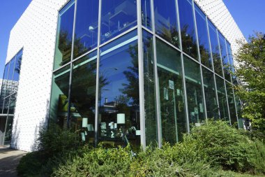 Mavi gökyüzü üzerinde modern apartman 