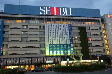 Japonya 'nın Kyoto şehrindeki Takashimaya mağazasıyla Alacakaranlık Şehir Manzarası