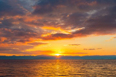 Güzel bir deniz manzarası. Manzaralı gün batımı Denizin üzerinde            