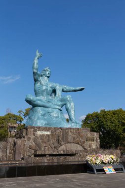 Nagasaki, Japonya 'daki Nagasaki Barış Parkı' nda Barış Heykeli. Barış Parkı, 2. Dünya Savaşı sırasında 9 Ağustos 1945 'te şehrin bombalanmasını anmaktadır..